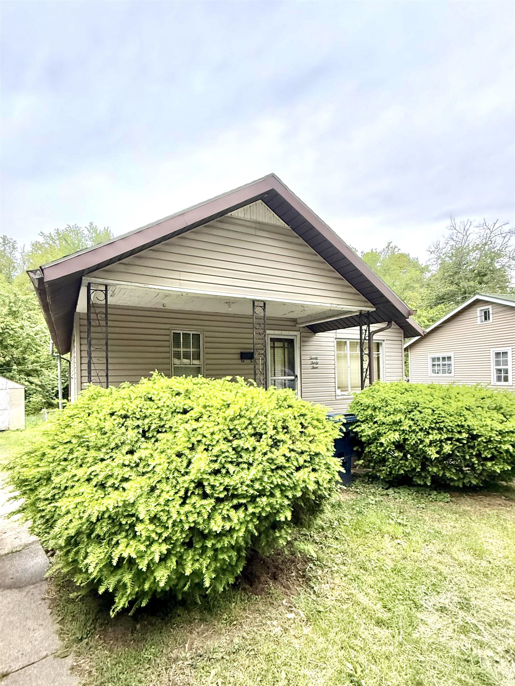 2033 Oakview Road