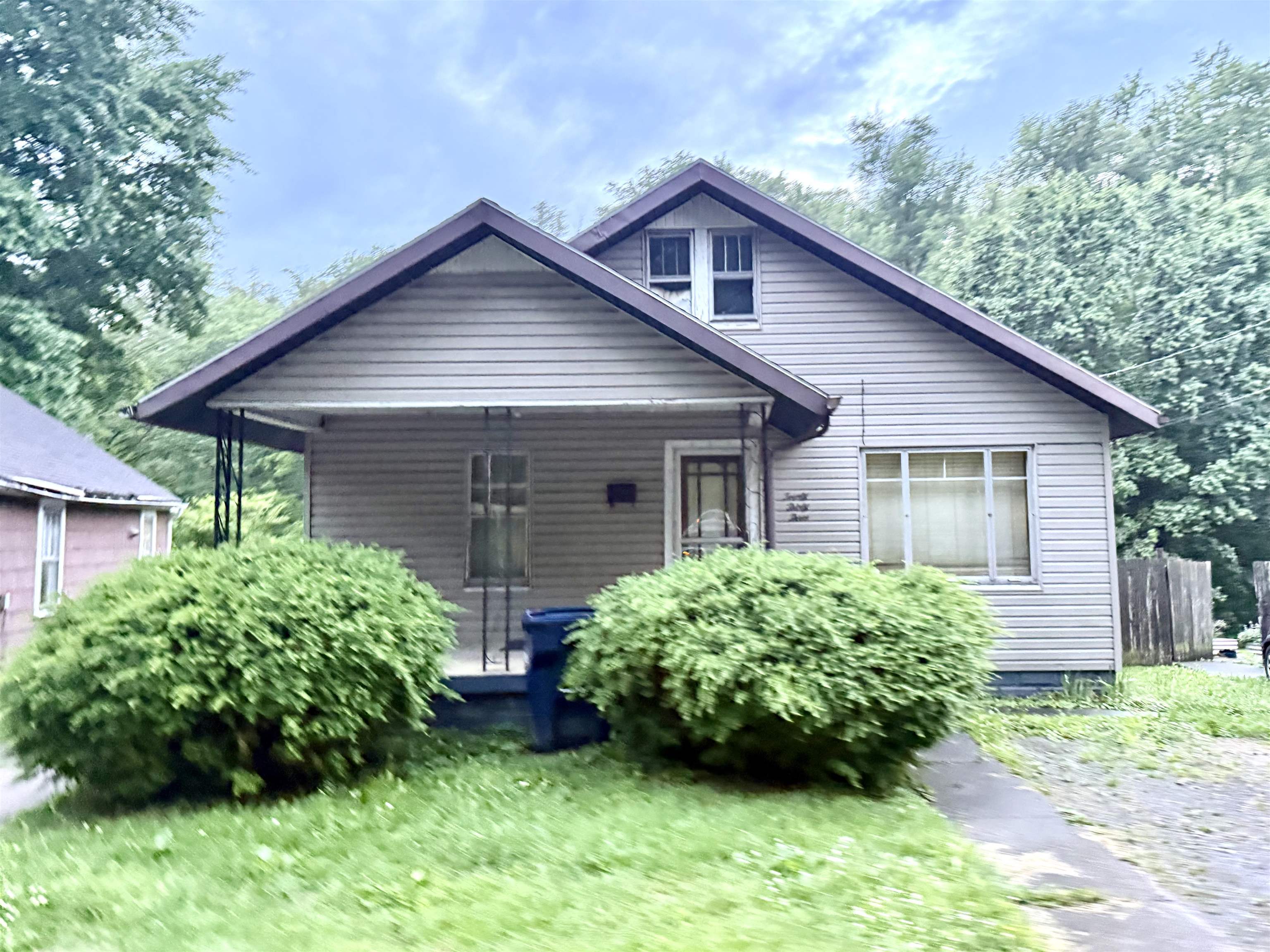 2033 Oakview Road
