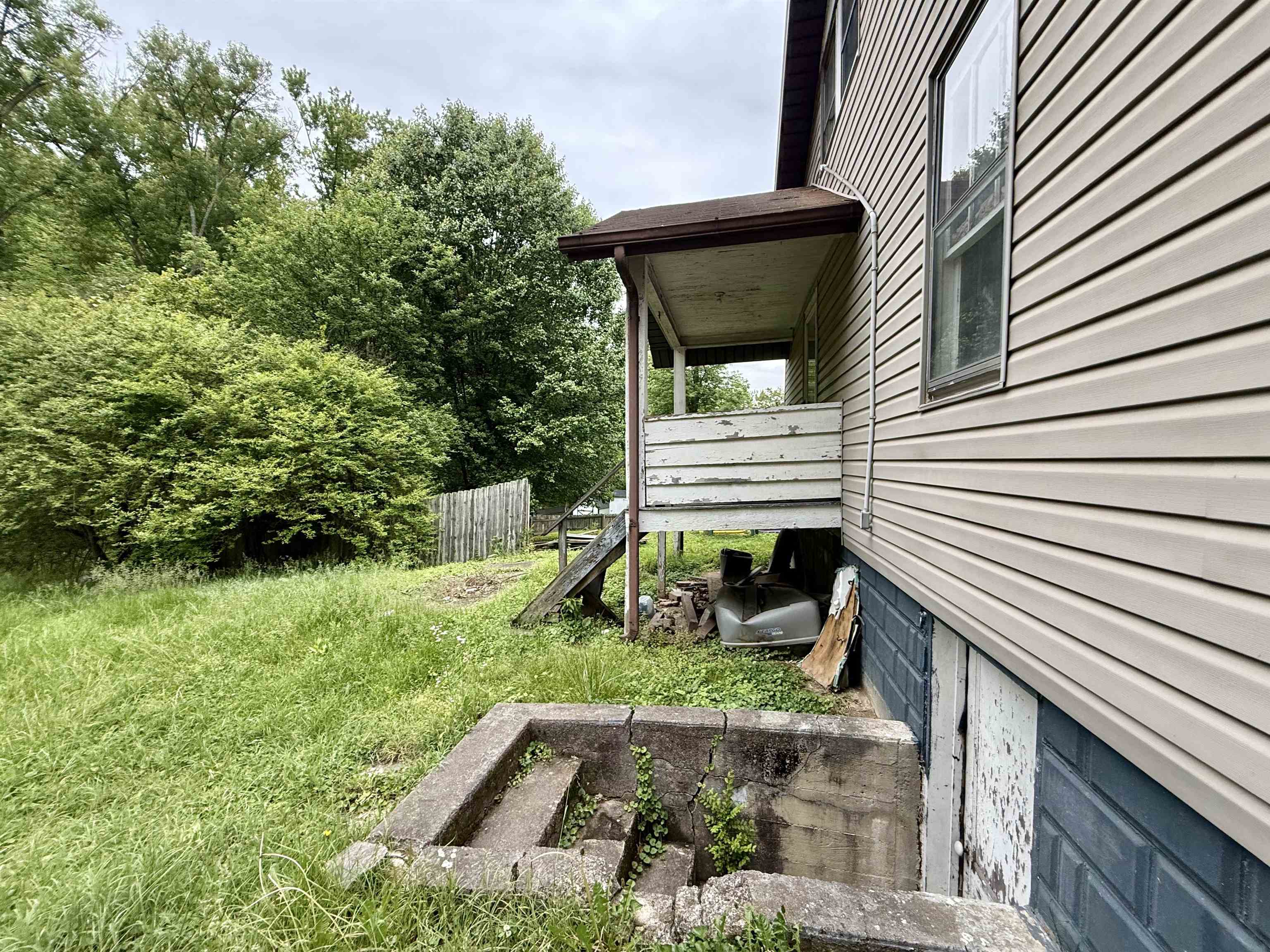 2033 Oakview Road