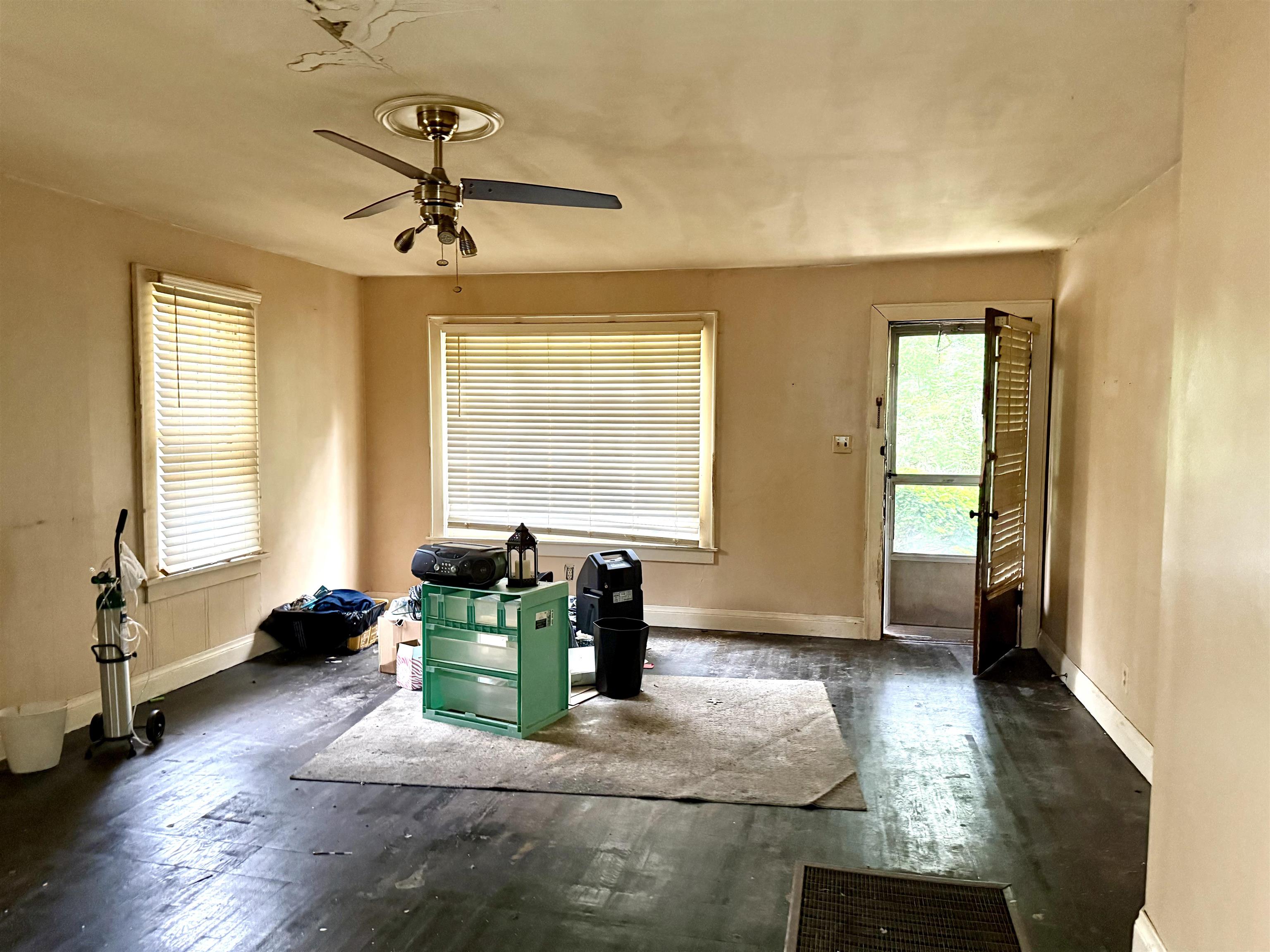 2033 Oakview Road