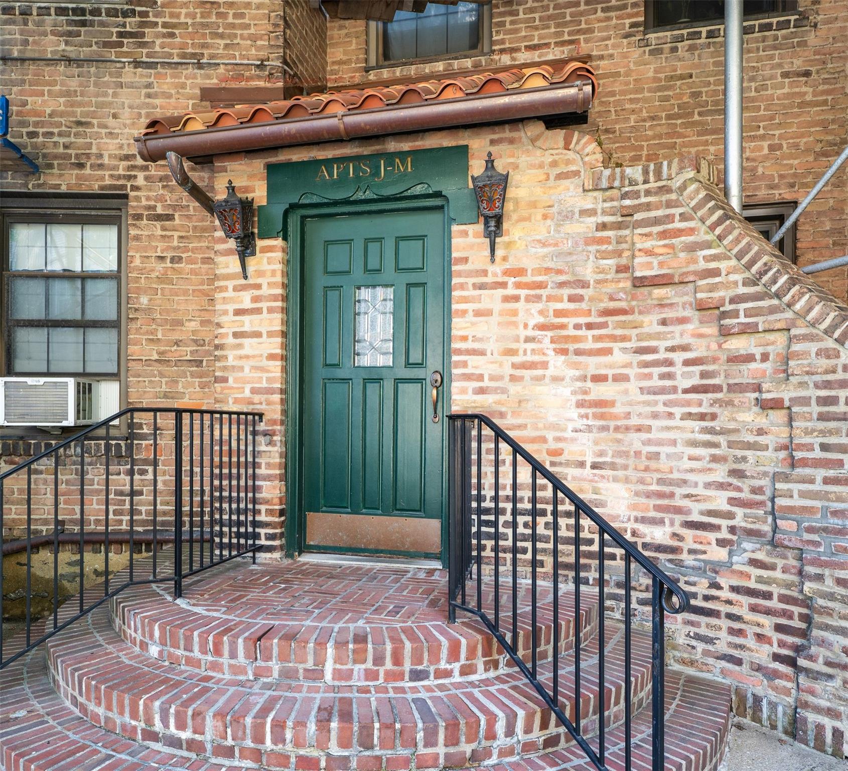 14 N Chatsworth Avenue Unit: 2M