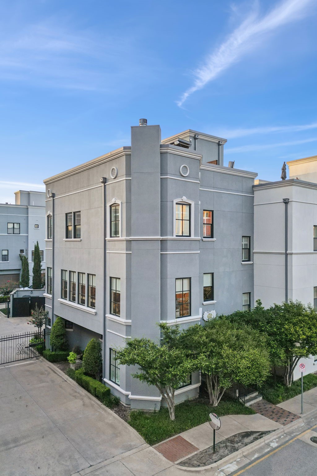 409 E 7th Street
