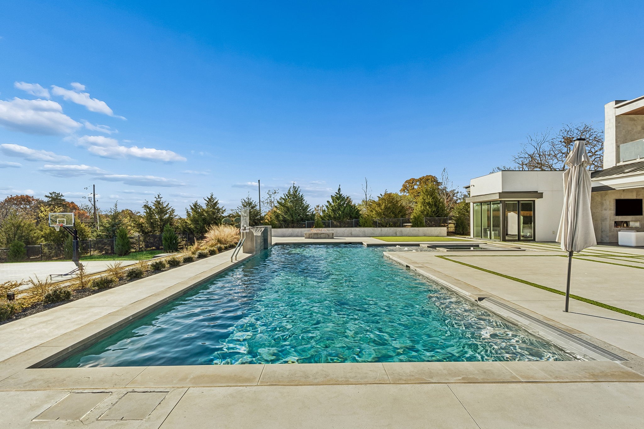 4301 Saddleback Lane