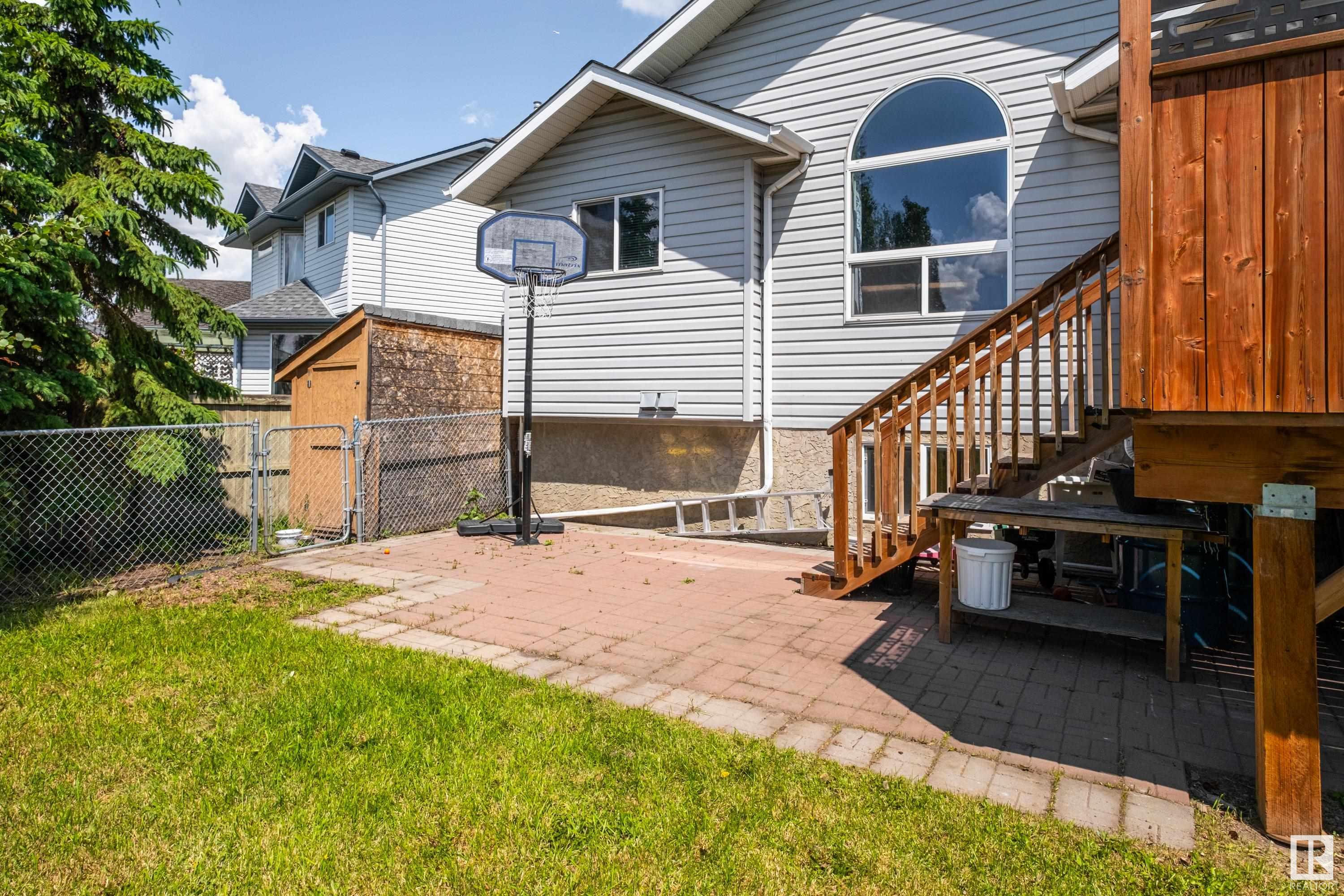 8827 8 AV SW