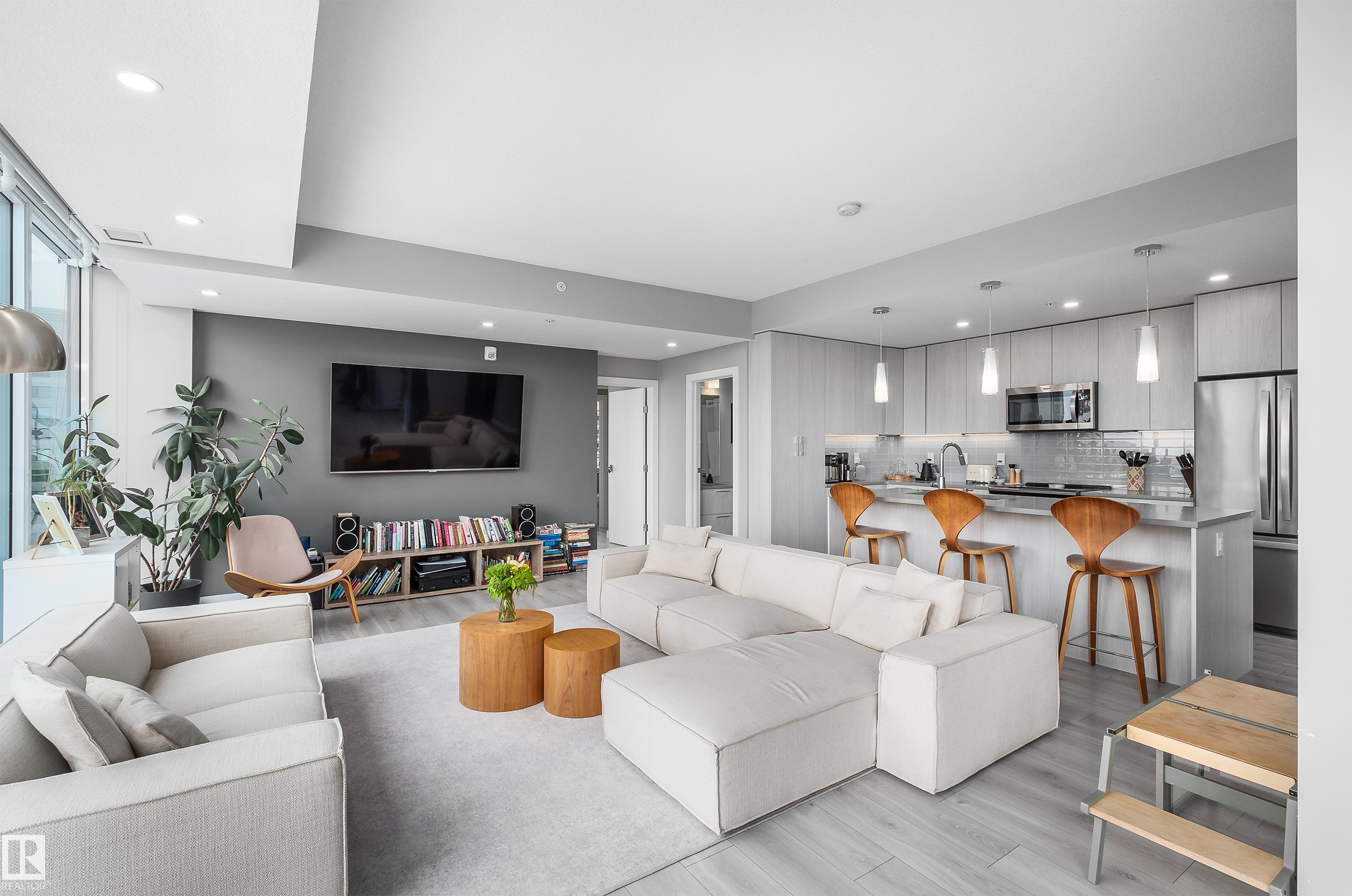 #1700 10180 103 ST NW