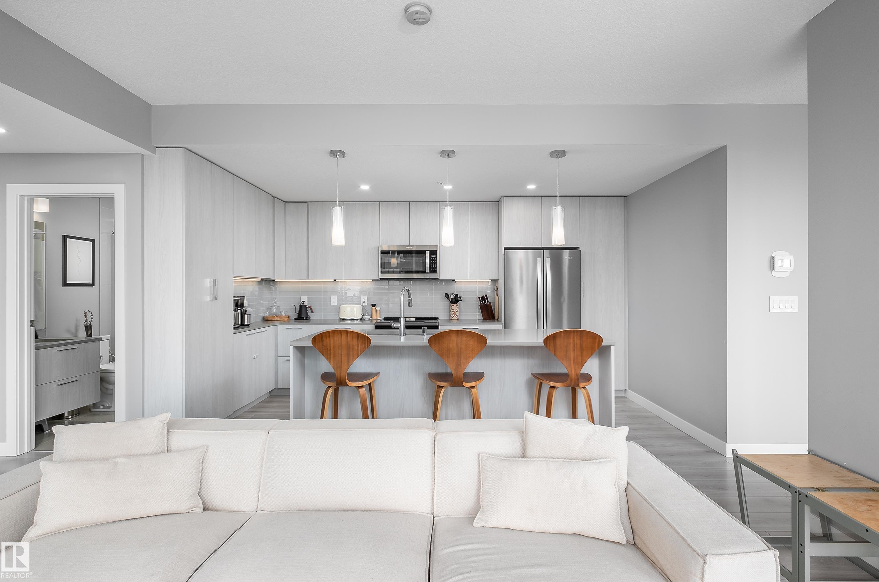 #1700 10180 103 ST NW