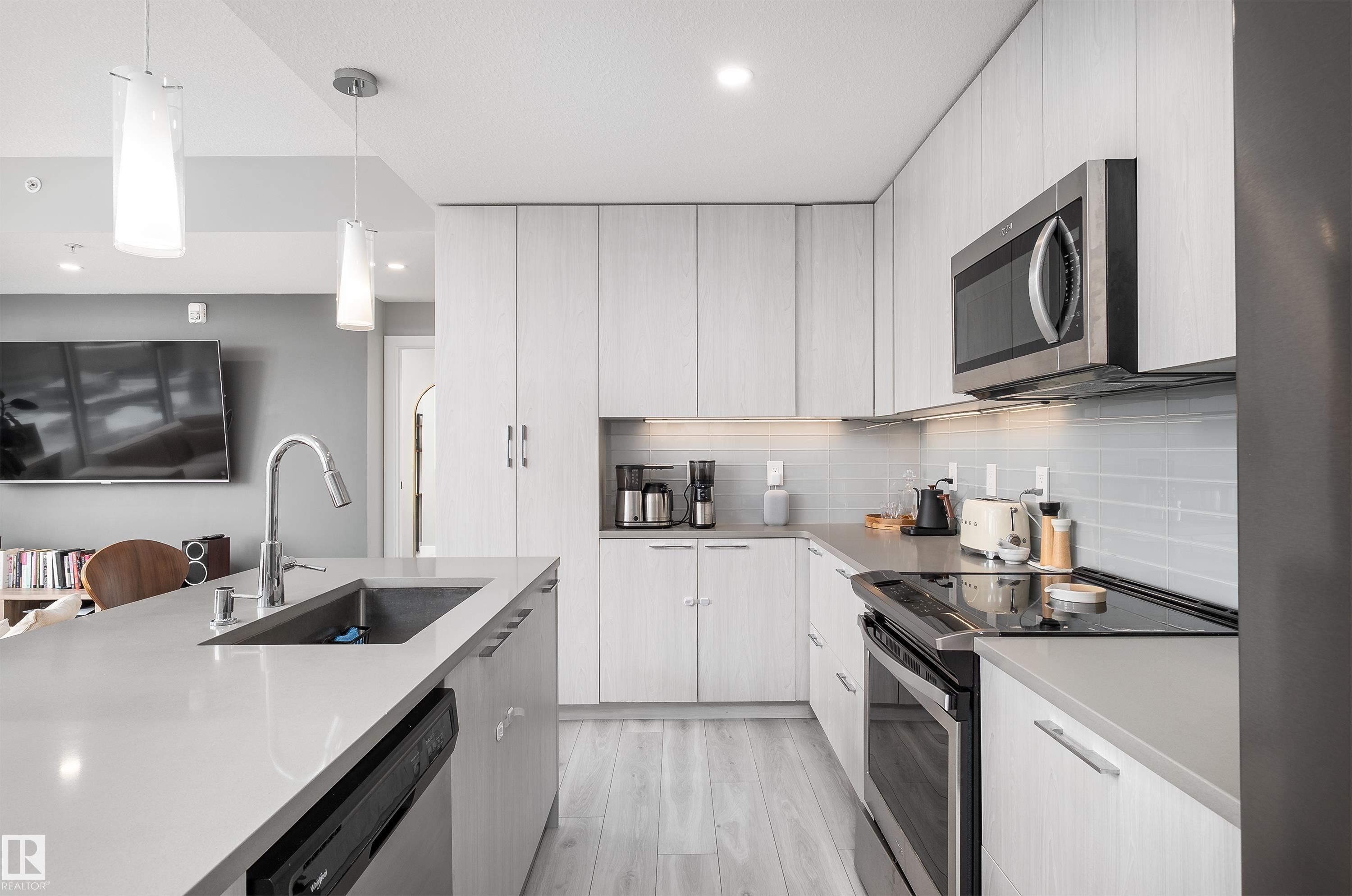 #1700 10180 103 ST NW