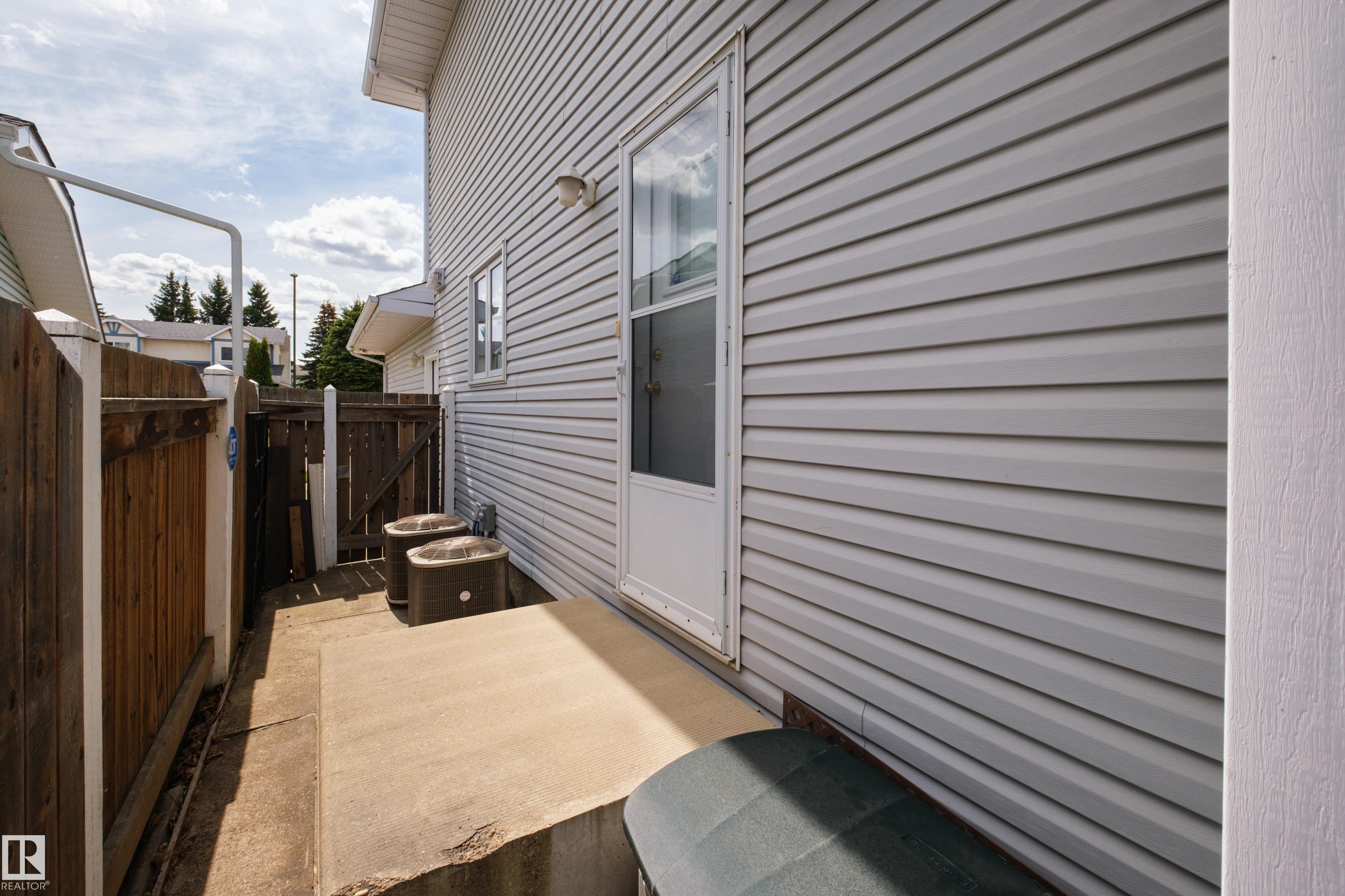 11028 11 AV NW