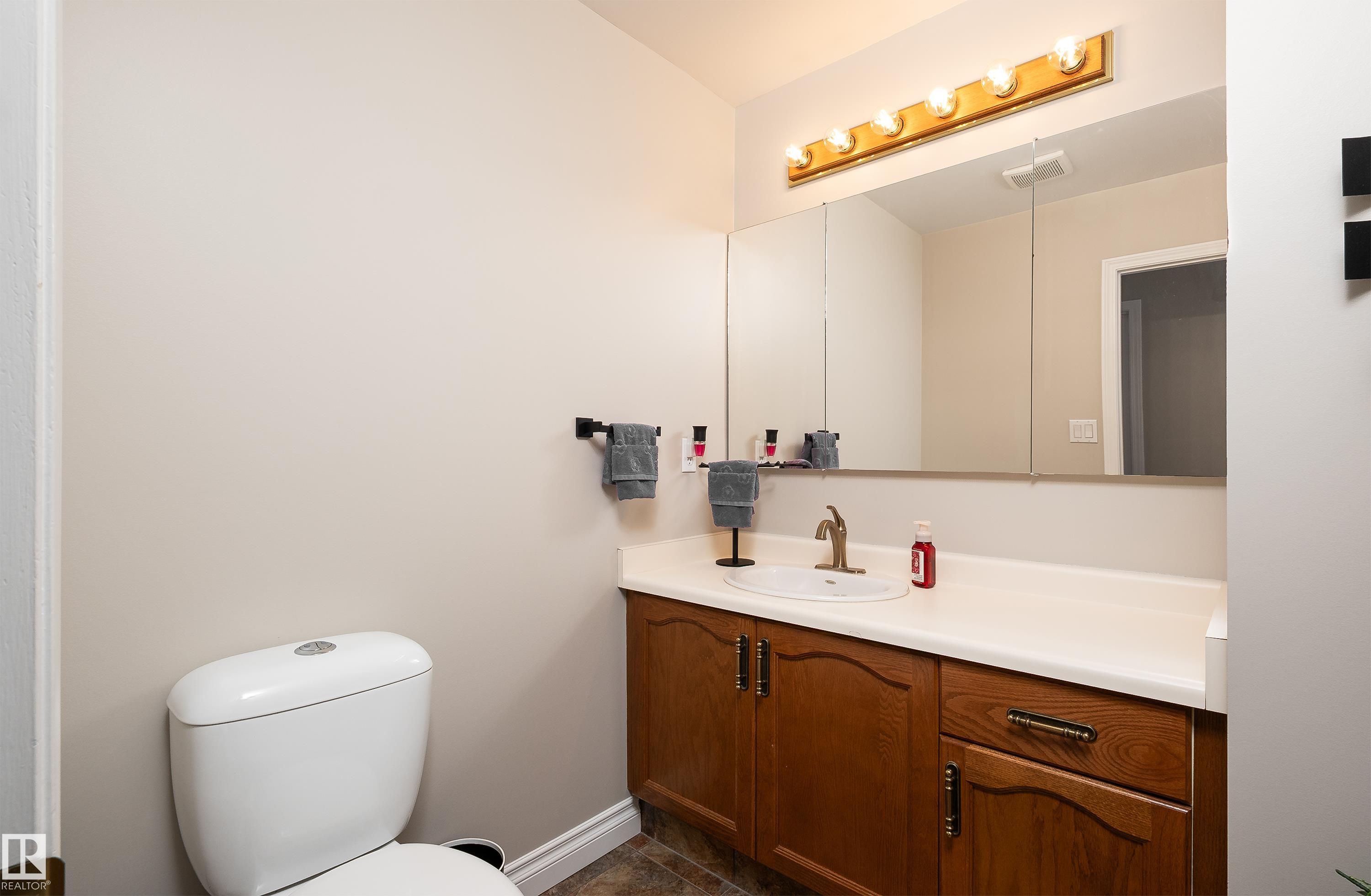 11028 11 AV NW