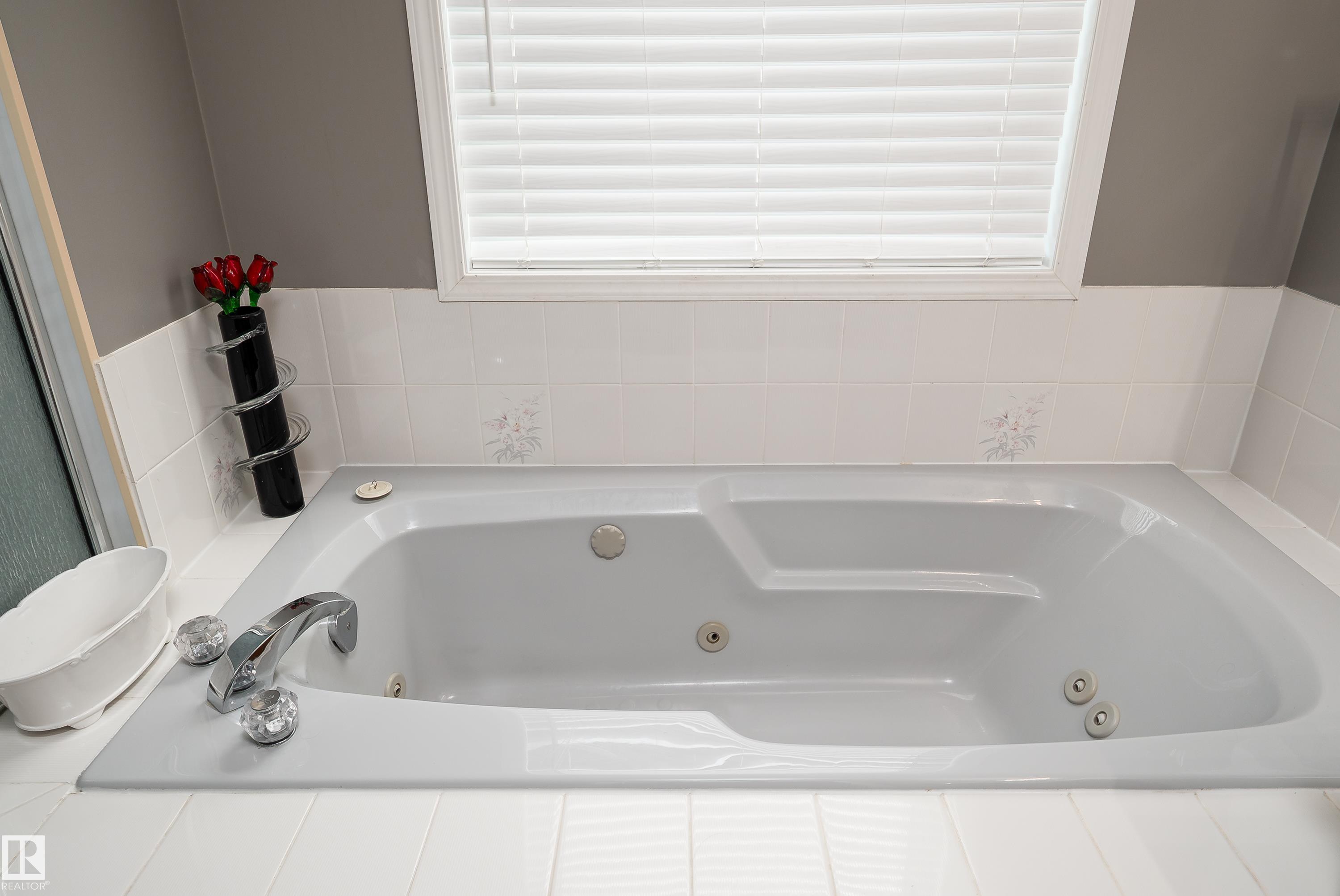 11028 11 AV NW