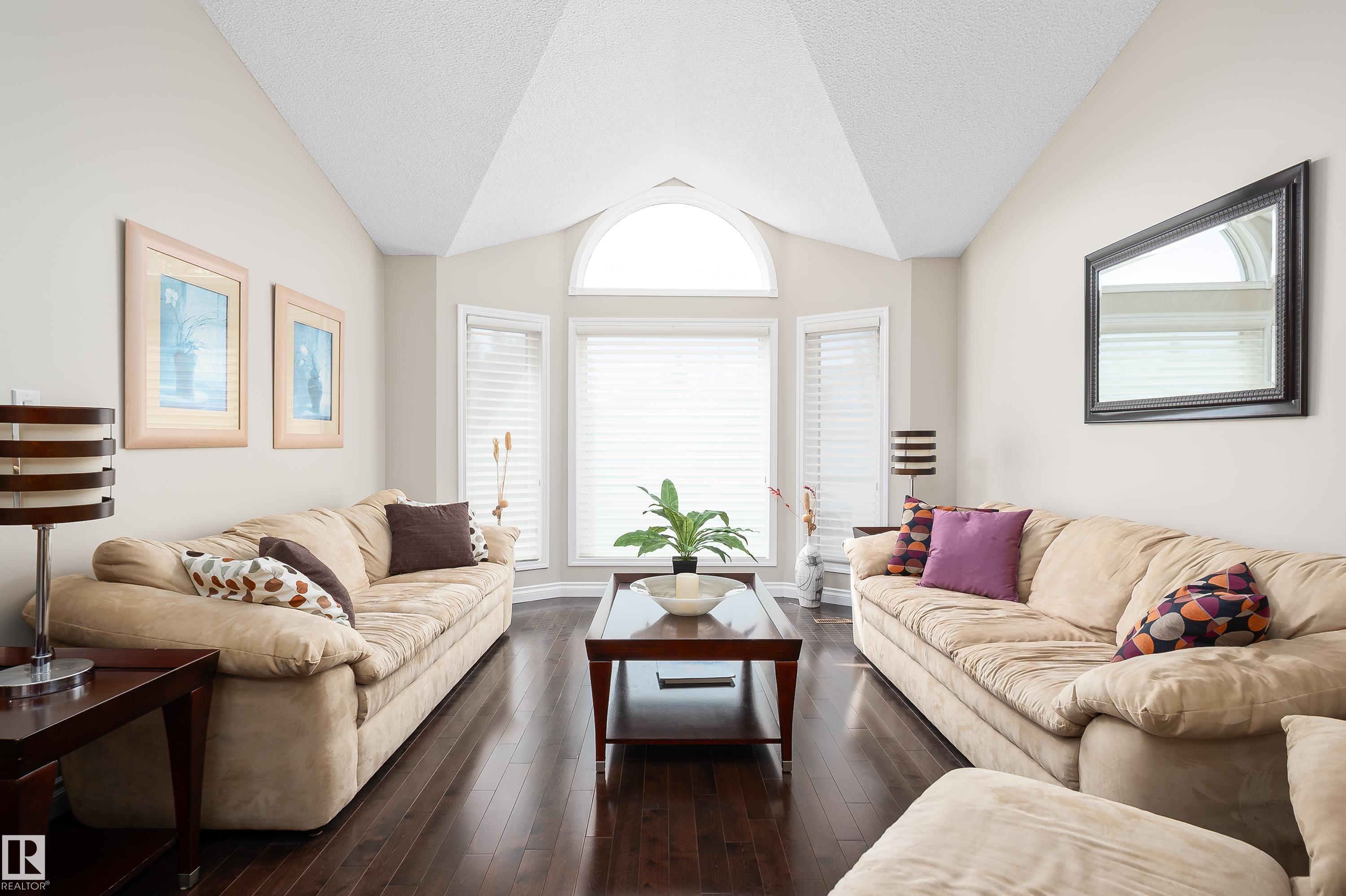 11028 11 AV NW