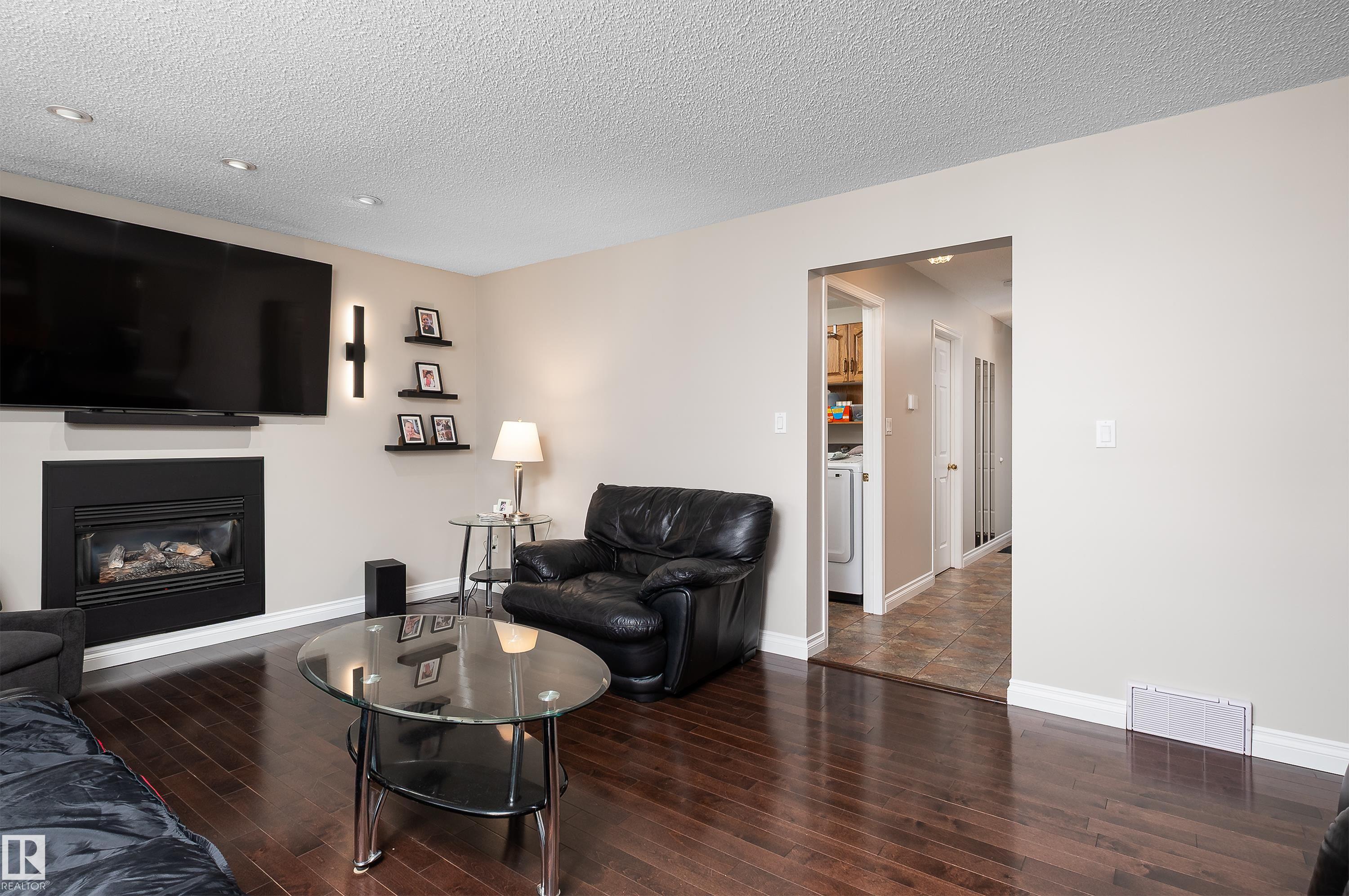 11028 11 AV NW