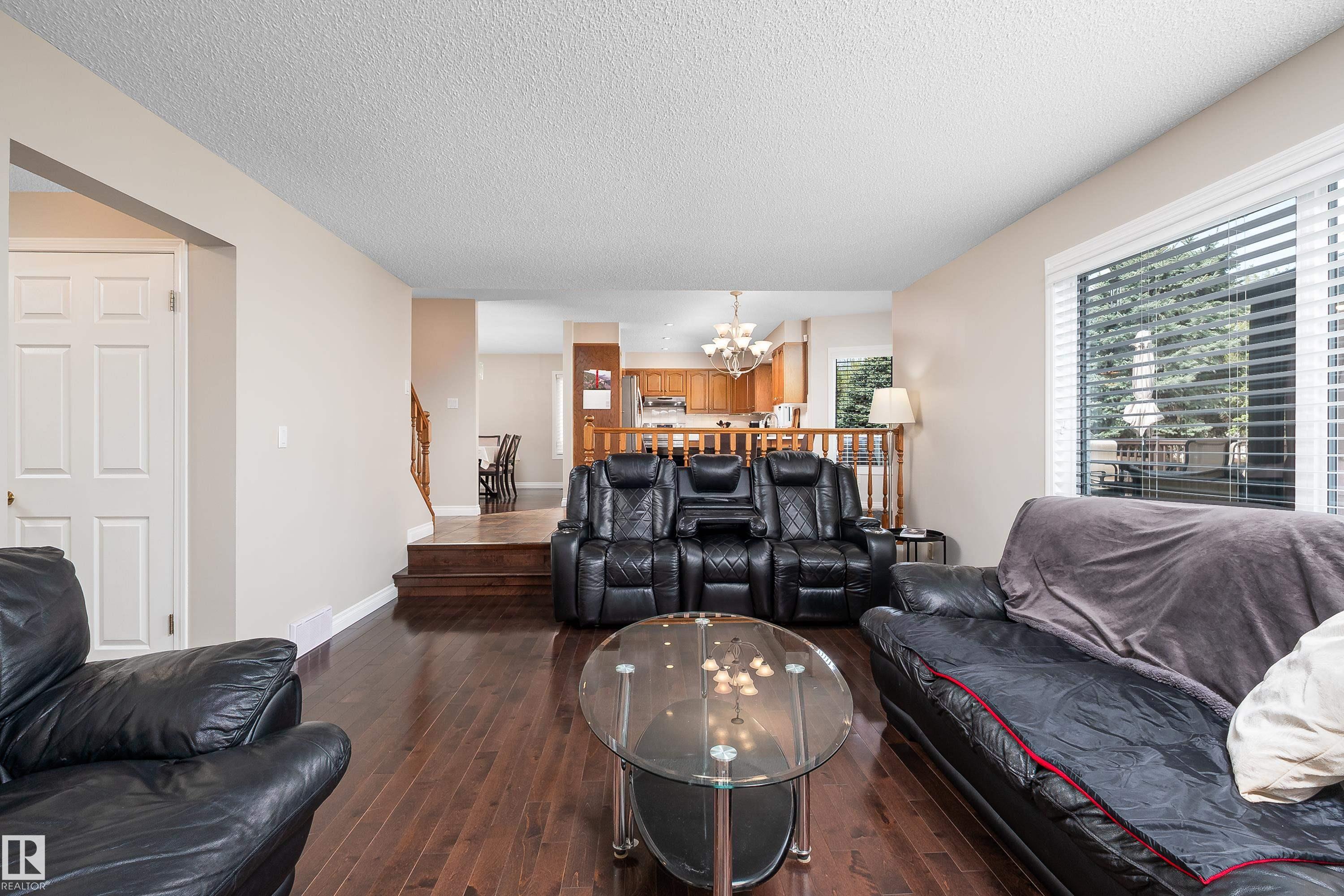 11028 11 AV NW
