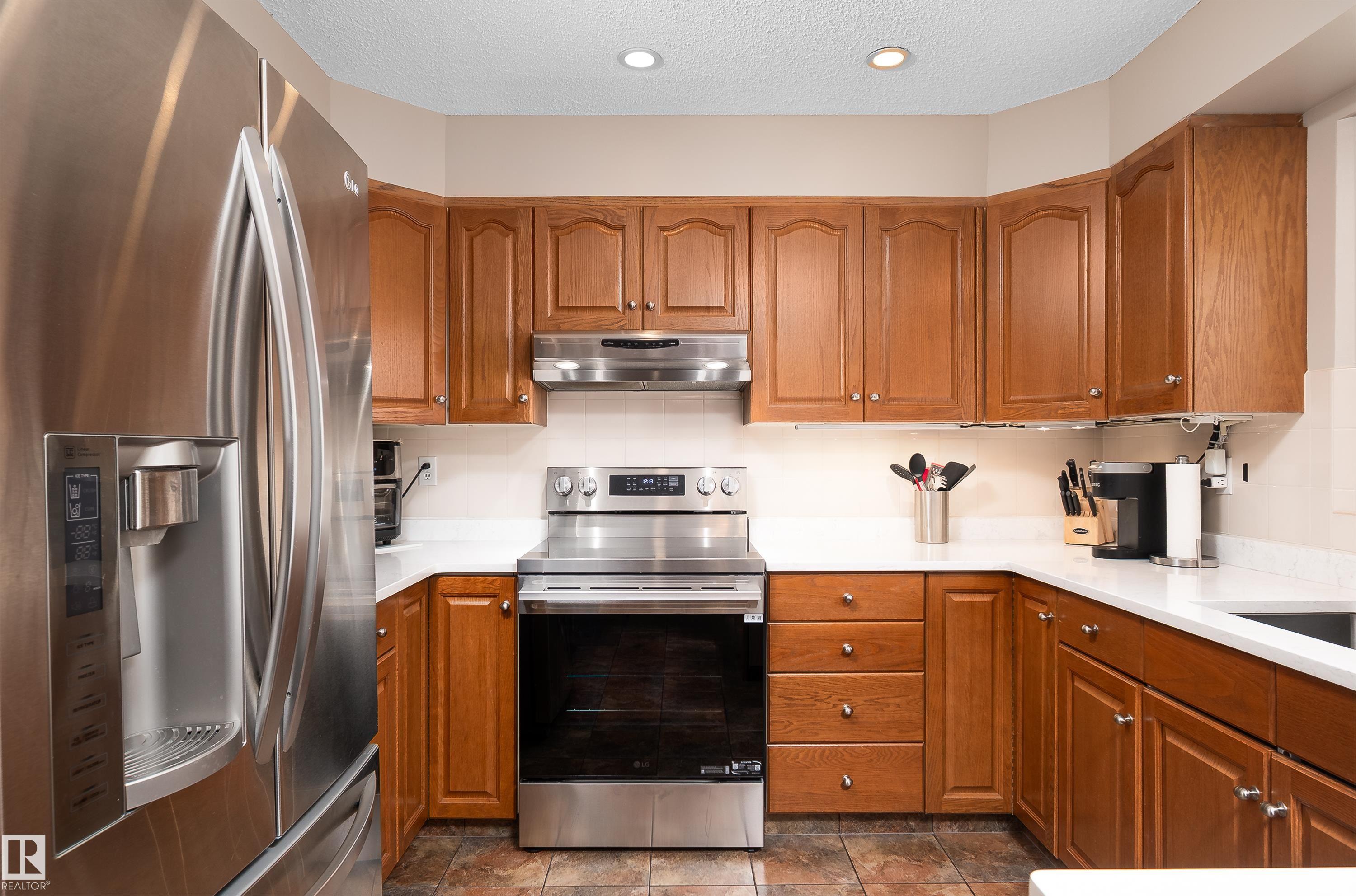 11028 11 AV NW