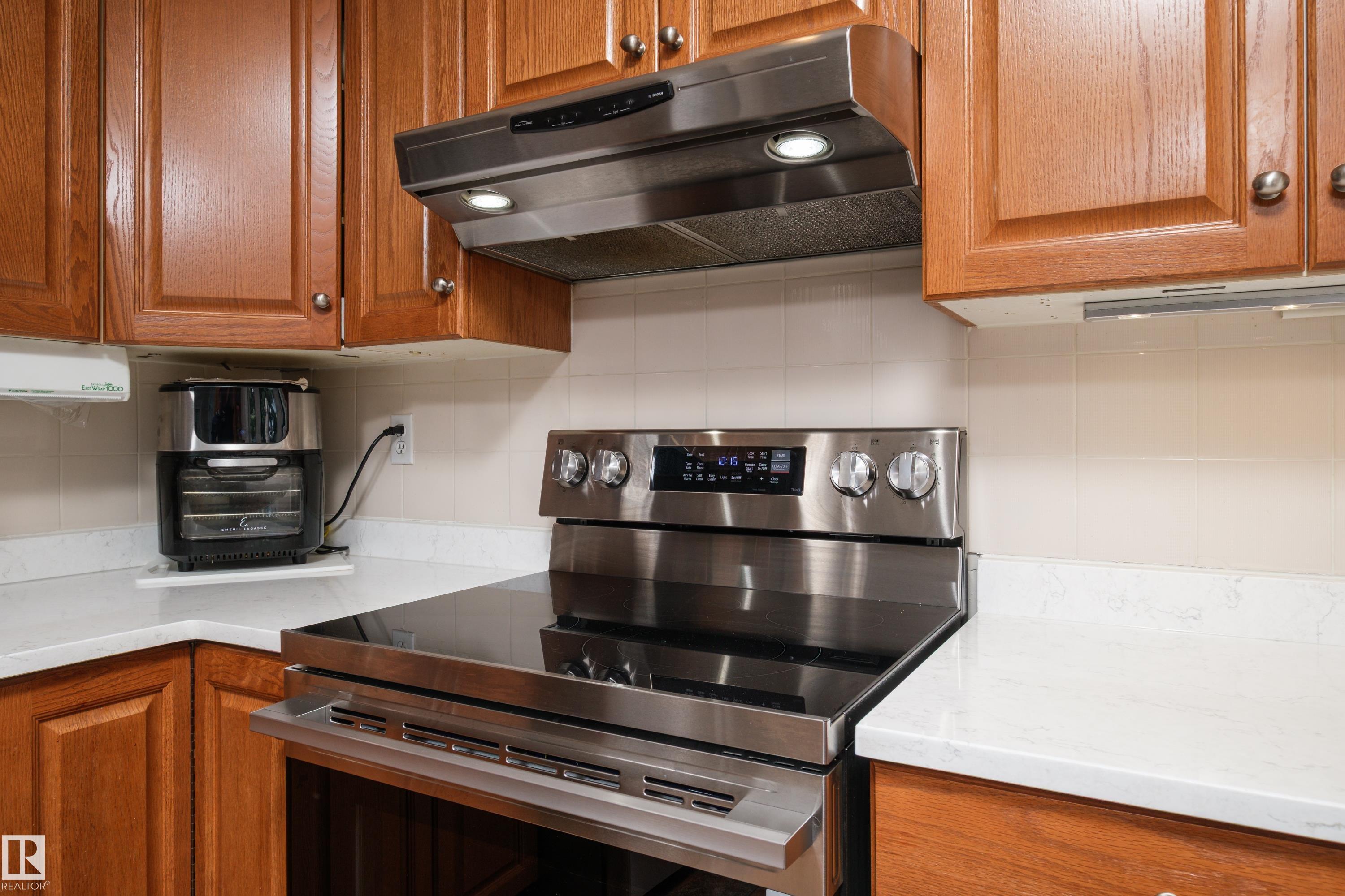 11028 11 AV NW