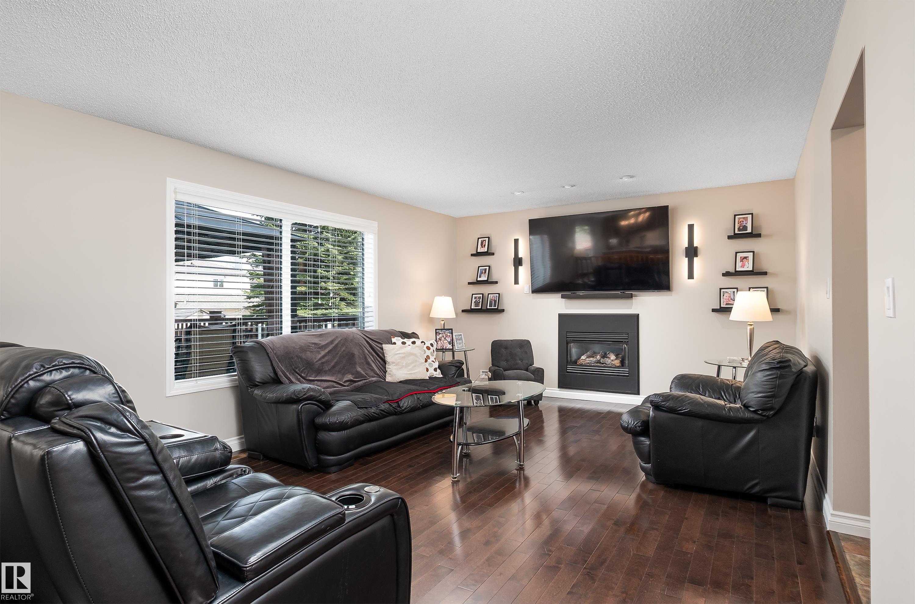 11028 11 AV NW