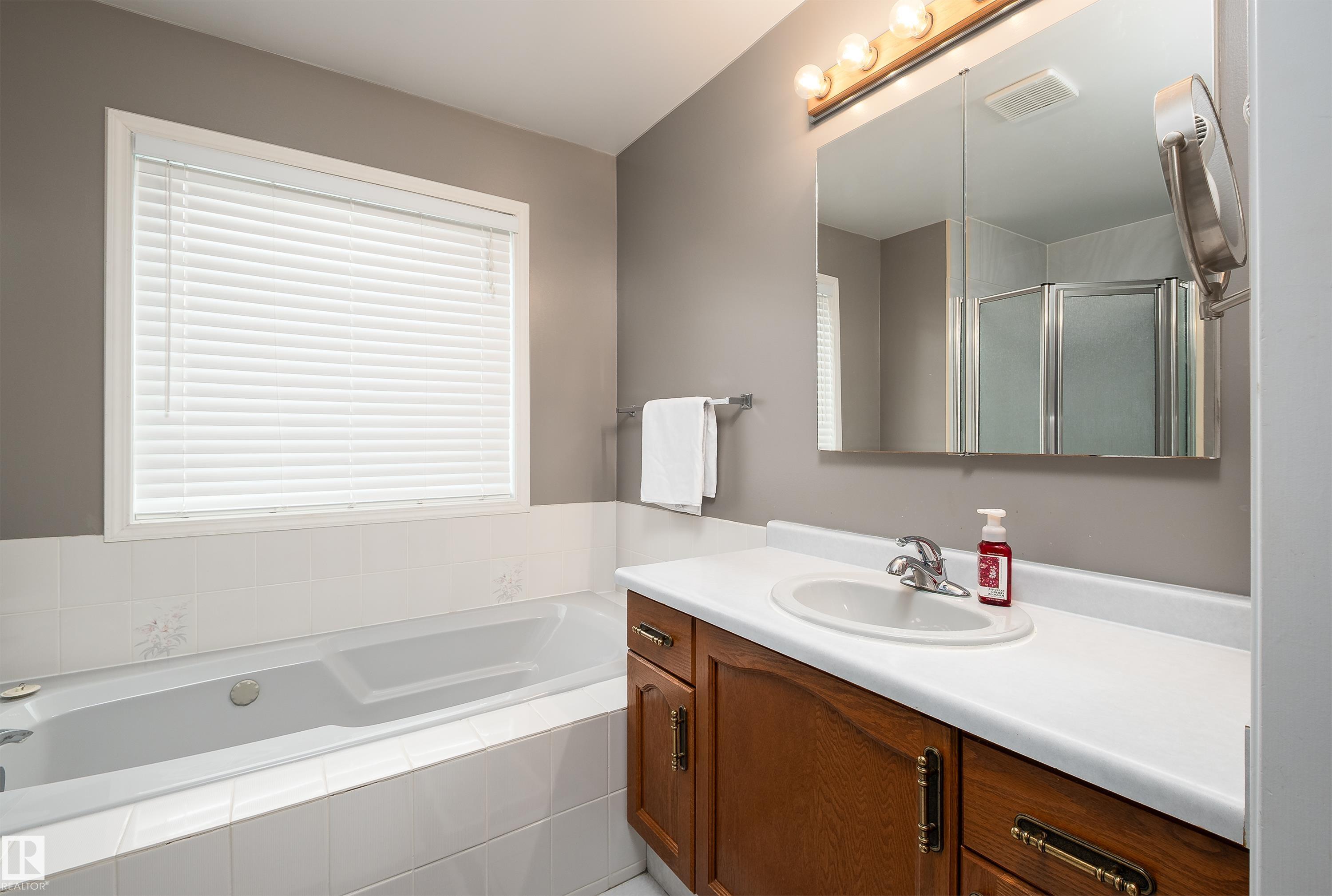 11028 11 AV NW