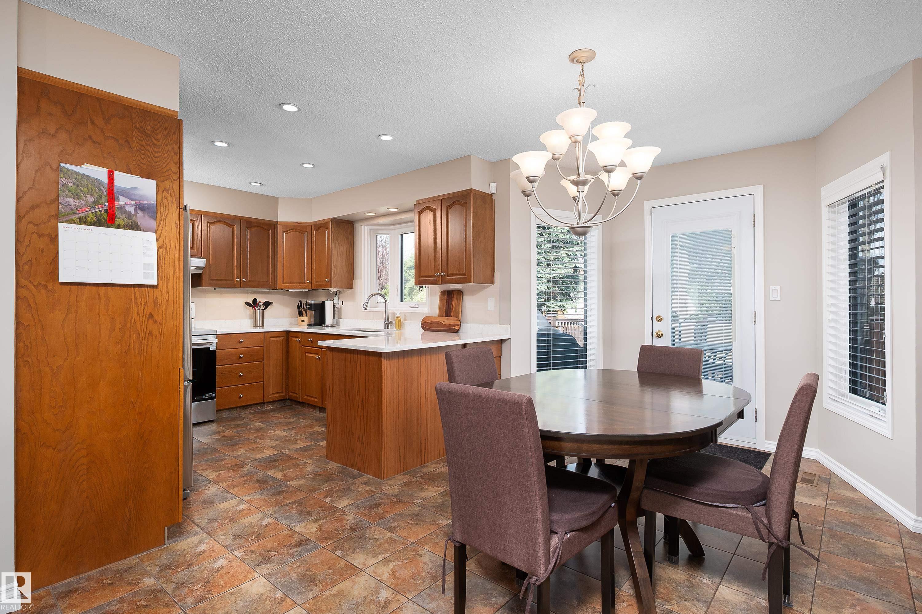 11028 11 AV NW