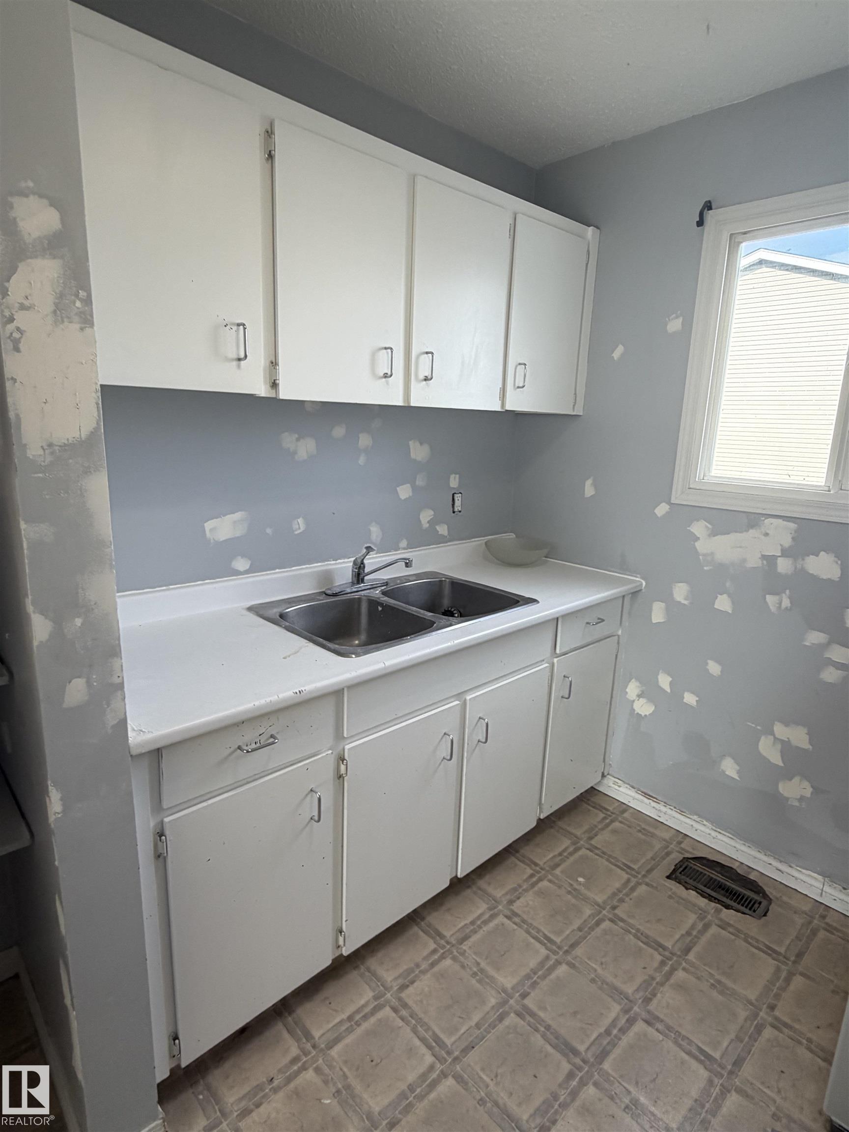 11384 139 AV NW