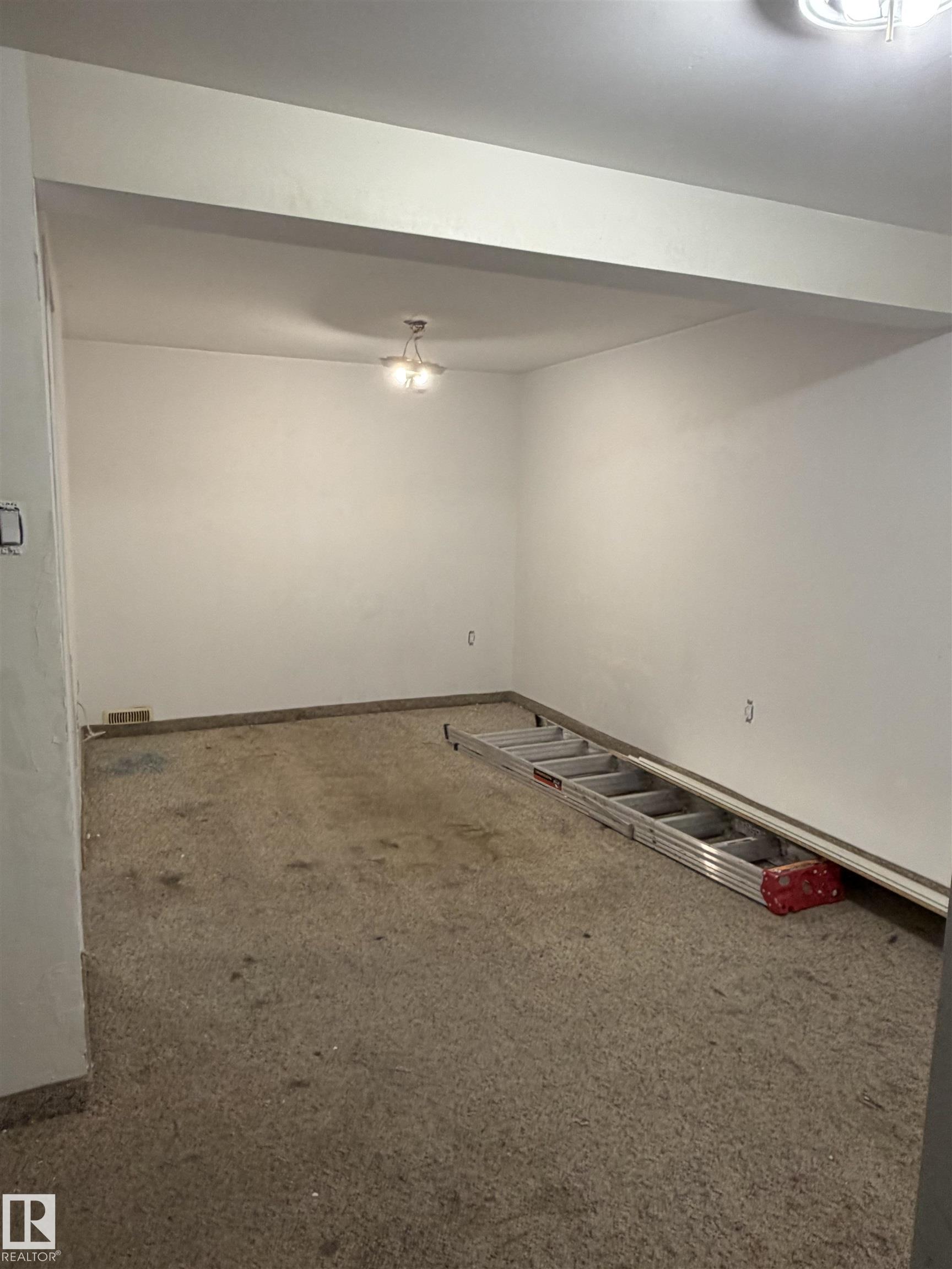 11384 139 AV NW