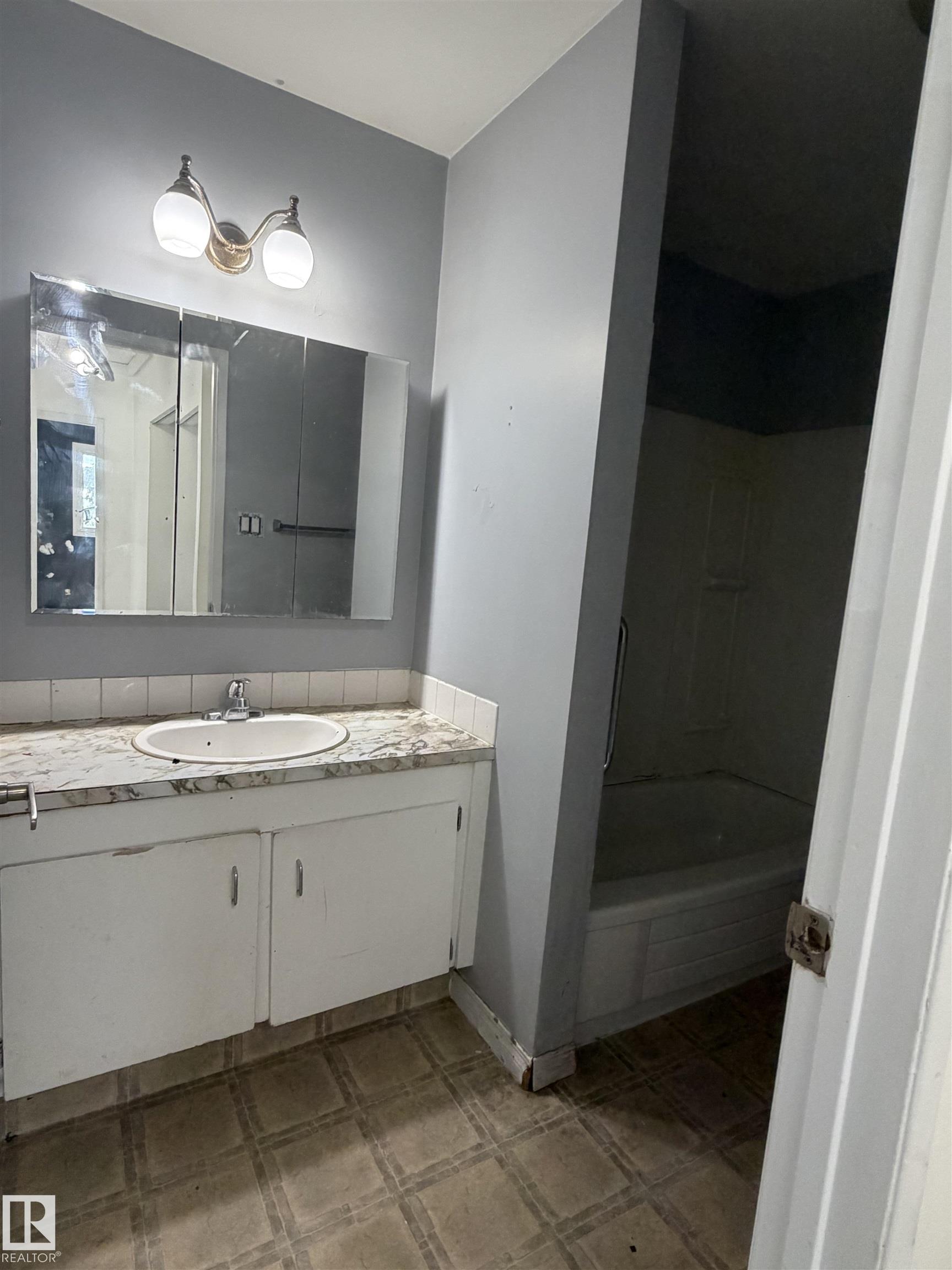 11384 139 AV NW