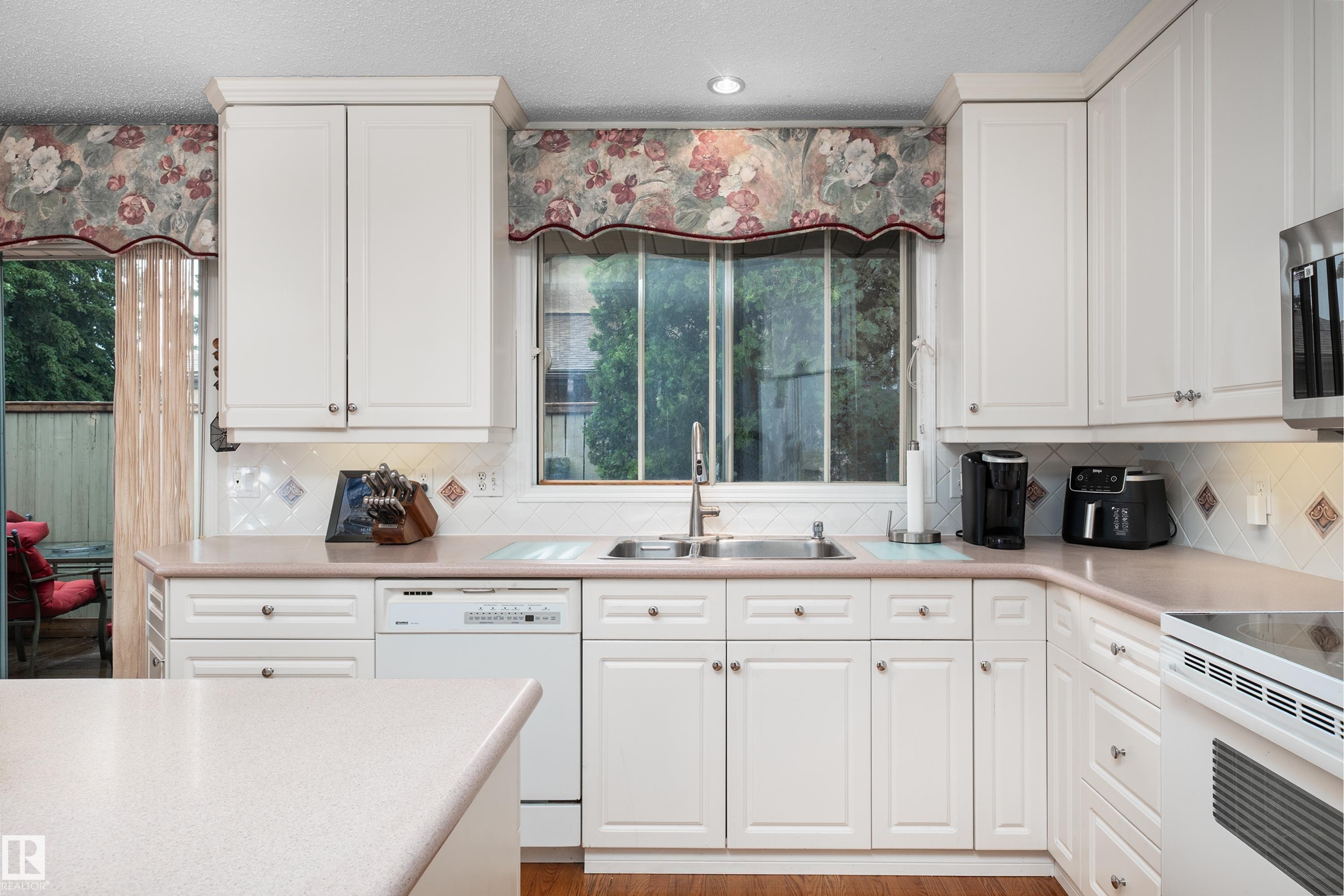 2408 115 ST NW