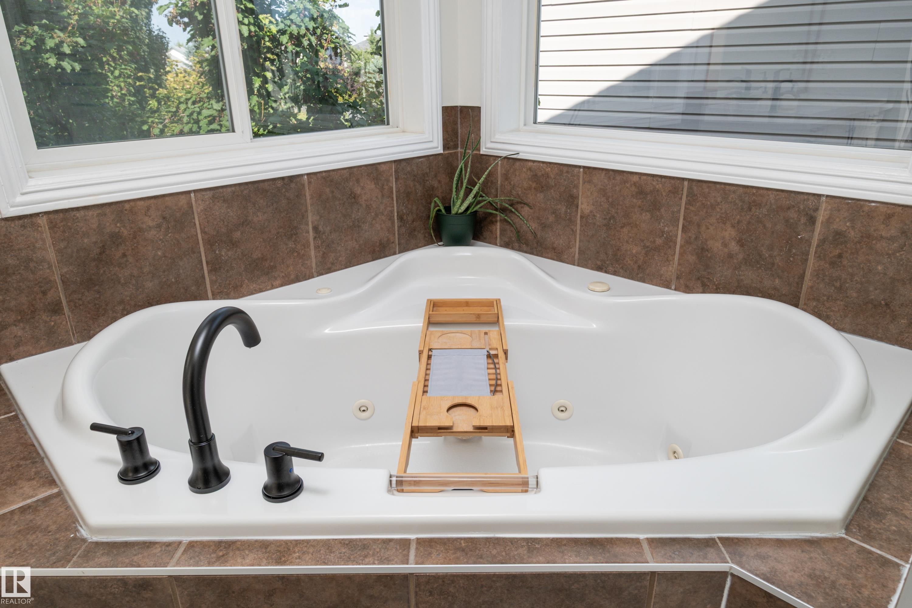 1128 114 ST SW