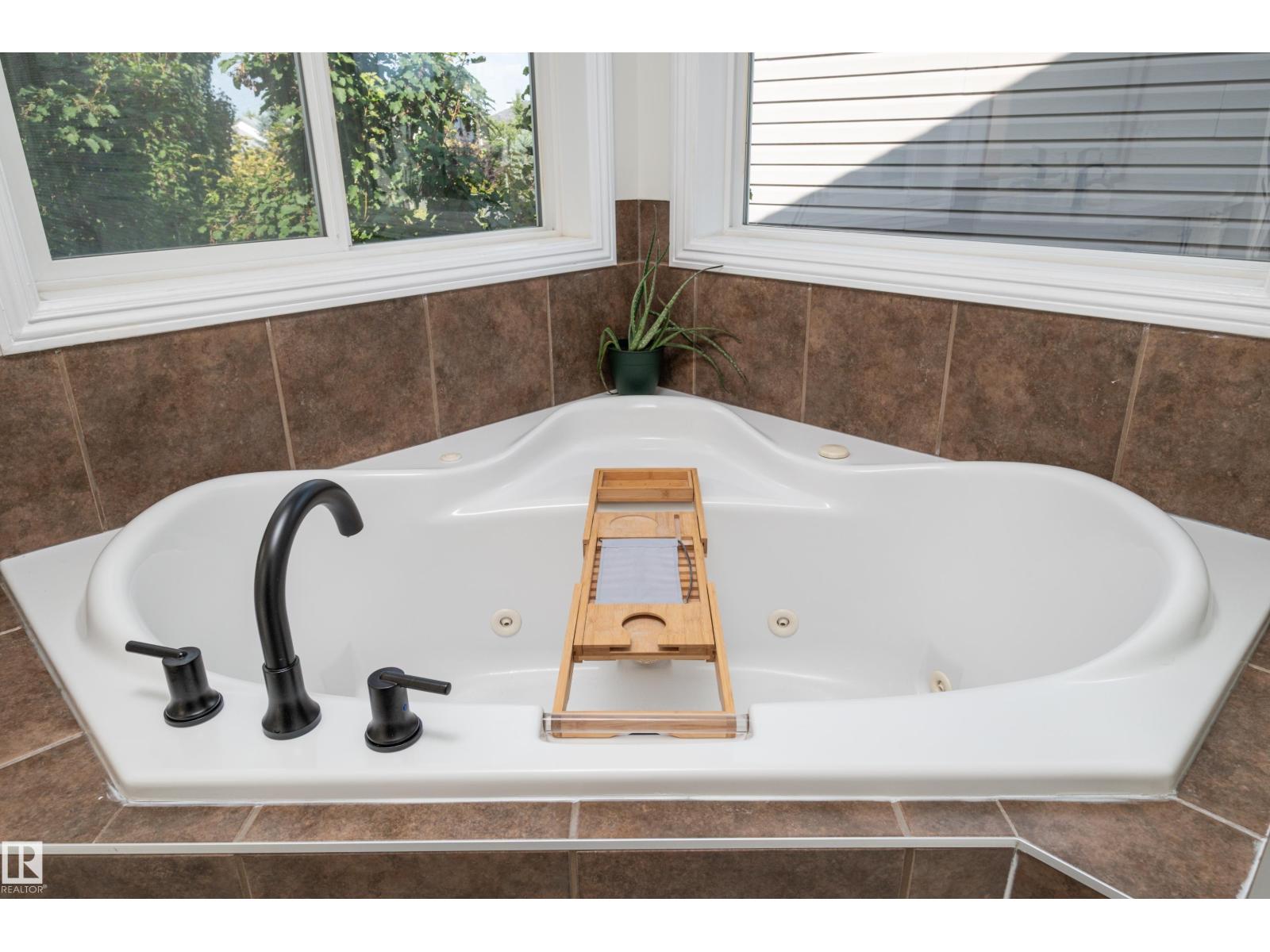 1128 114 ST SW