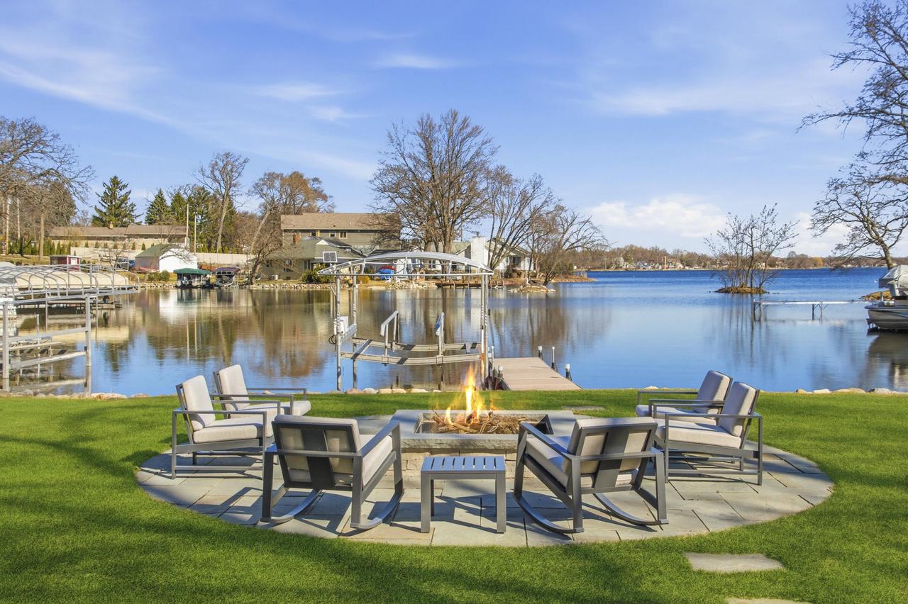 6513 Willow LANE