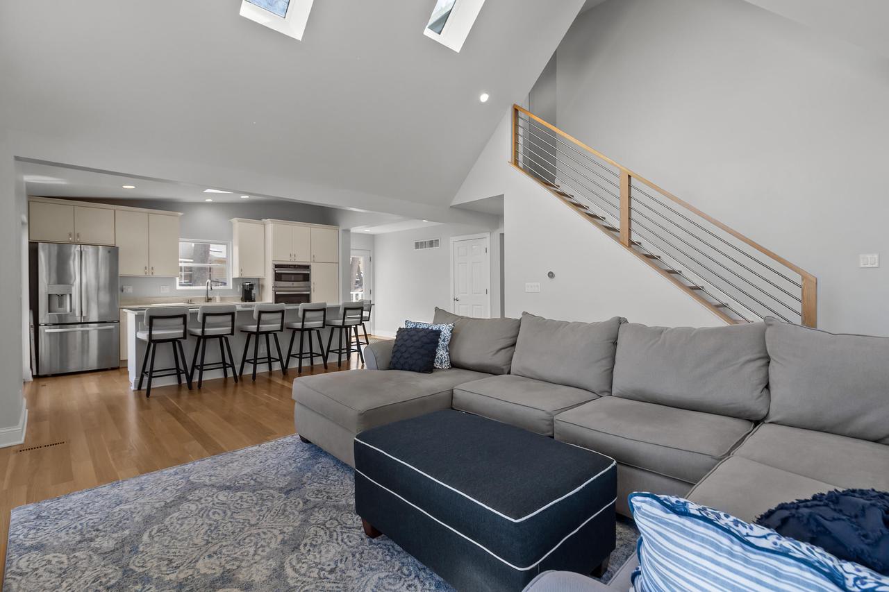 6513 Willow LANE