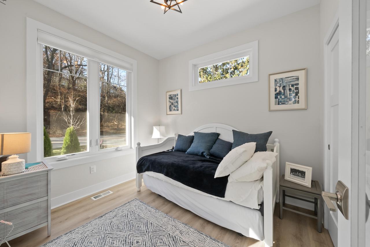 422 S Lakeshore DRIVE