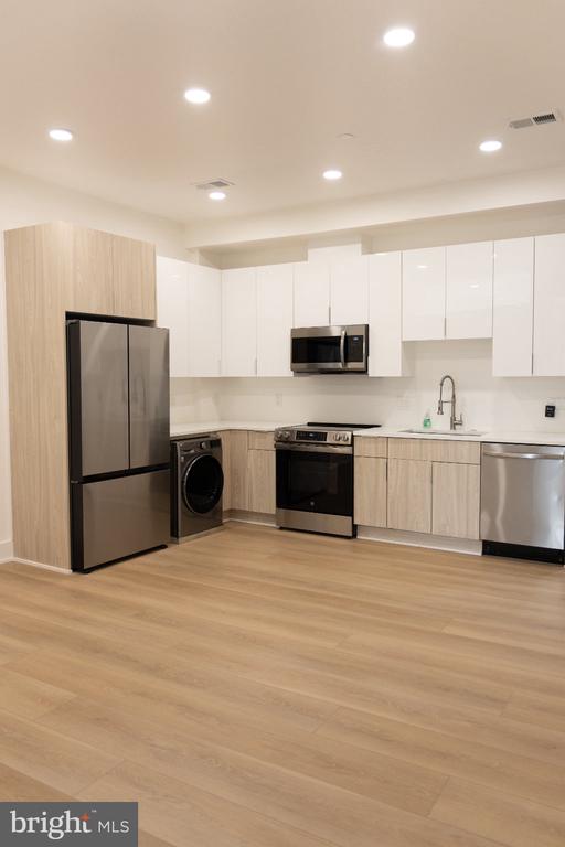 1440 NW HARVARD STREET NW Unit: 6