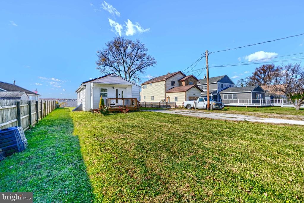 1132 E RIVERSIDE