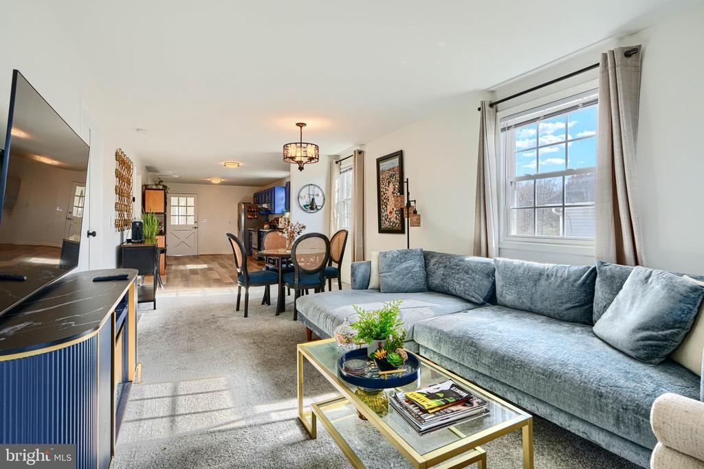 1132 E RIVERSIDE