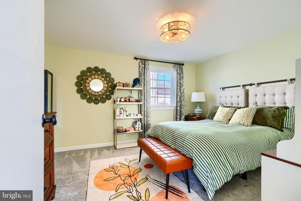 1132 E RIVERSIDE