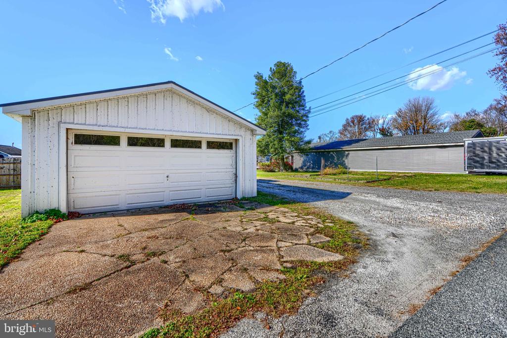 1132 E RIVERSIDE
