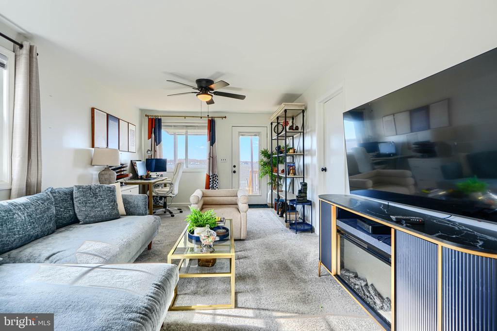 1132 E RIVERSIDE