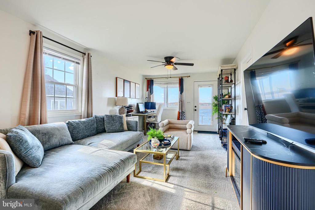 1132 E RIVERSIDE