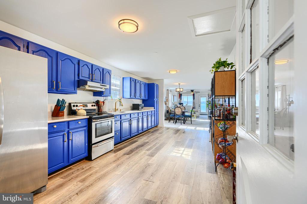 1132 E RIVERSIDE