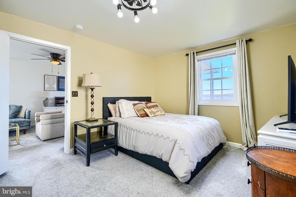 1132 E RIVERSIDE
