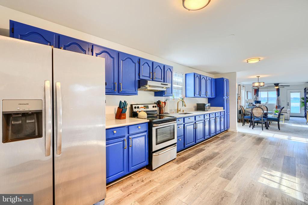 1132 E RIVERSIDE