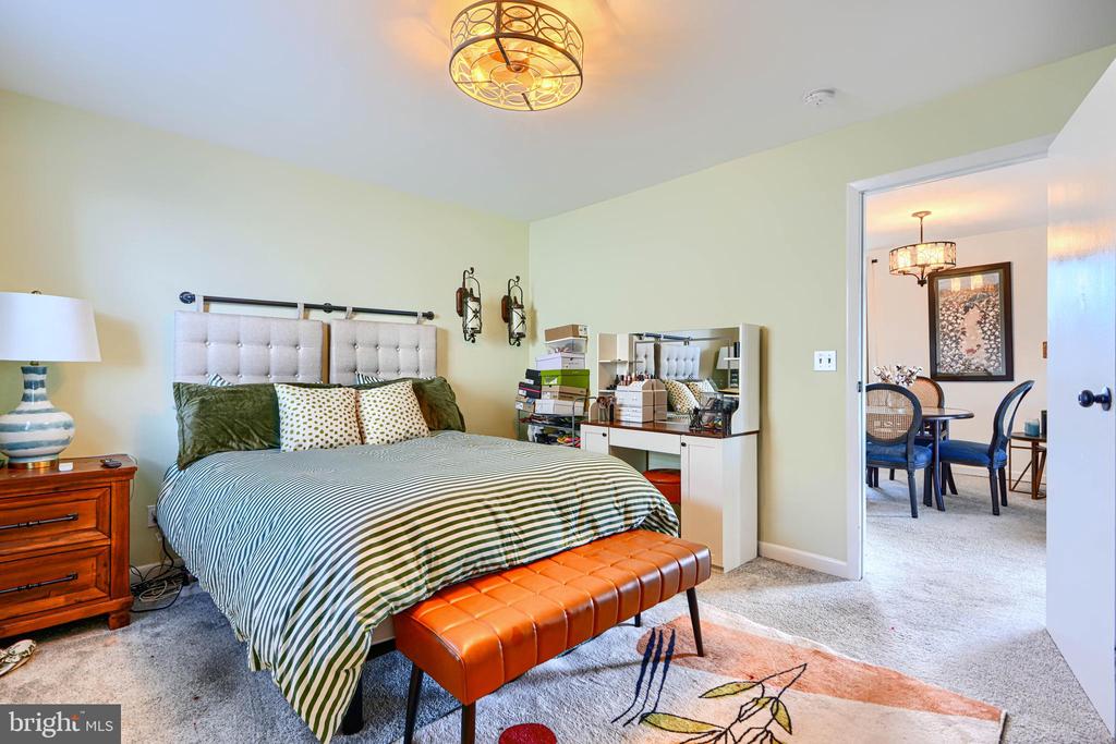 1132 E RIVERSIDE