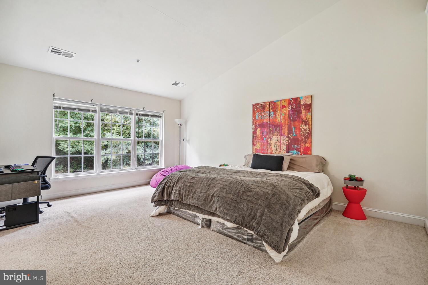 10 Fairhill Ln