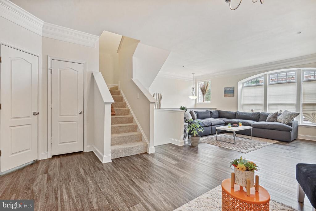 10 Fairhill Ln