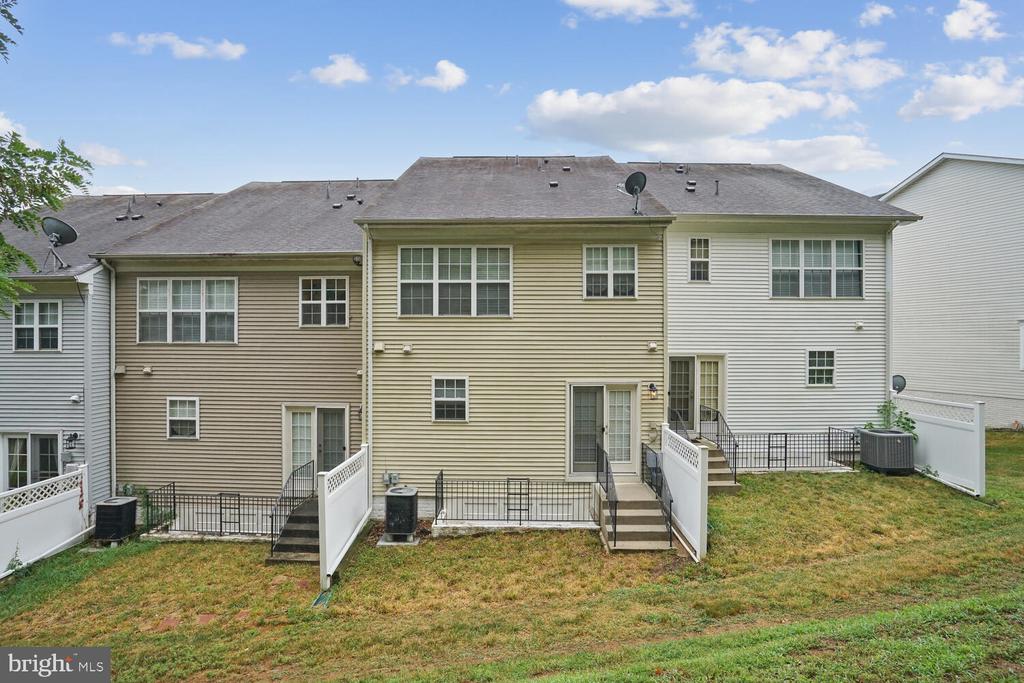 10 Fairhill Ln