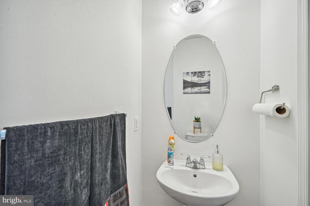 10 Fairhill Ln