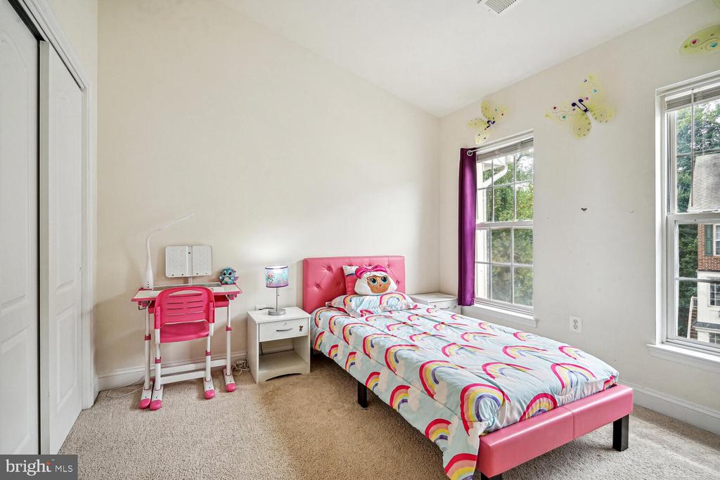 10 Fairhill Ln