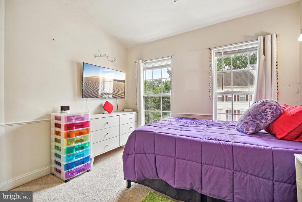 10 Fairhill Ln