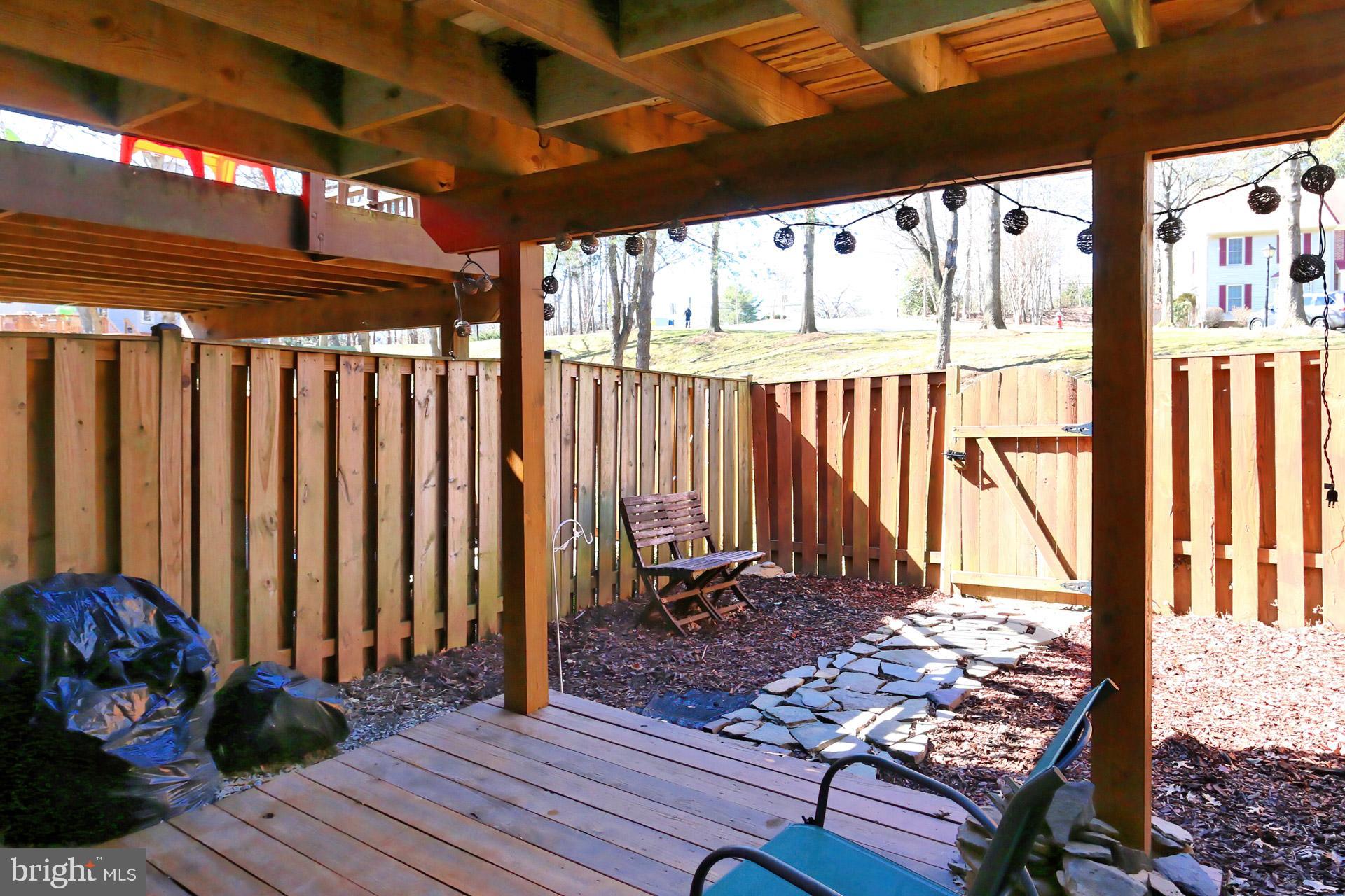 8492 LAUREL OAK DRIVE