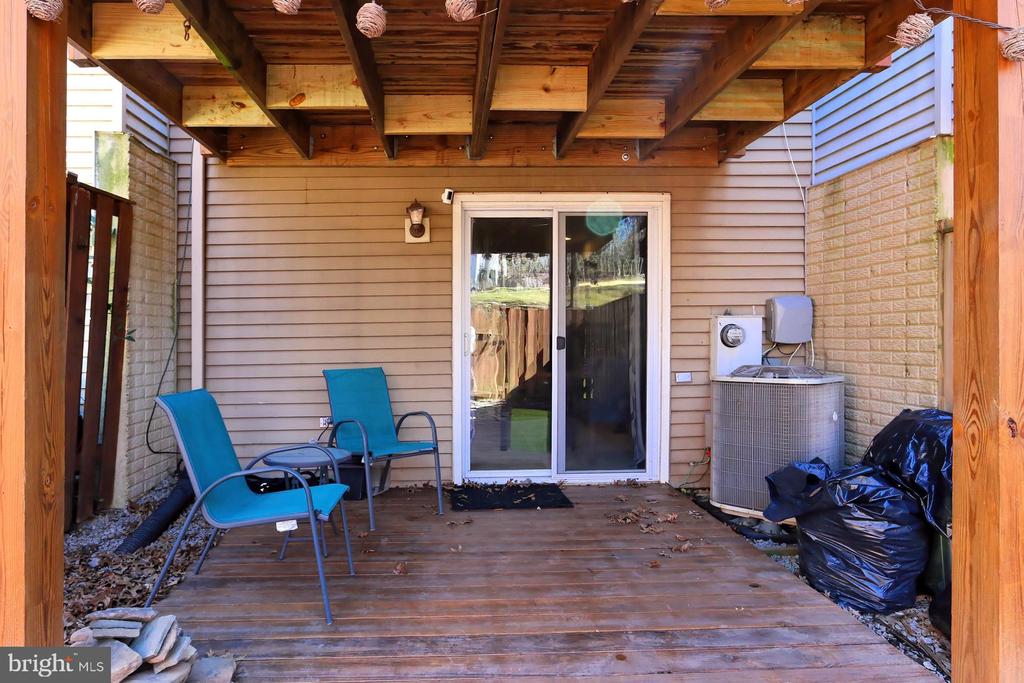 8492 LAUREL OAK DRIVE